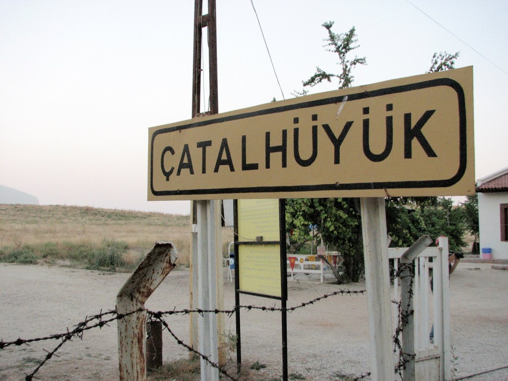 Sign that says "Çatalhöyük"