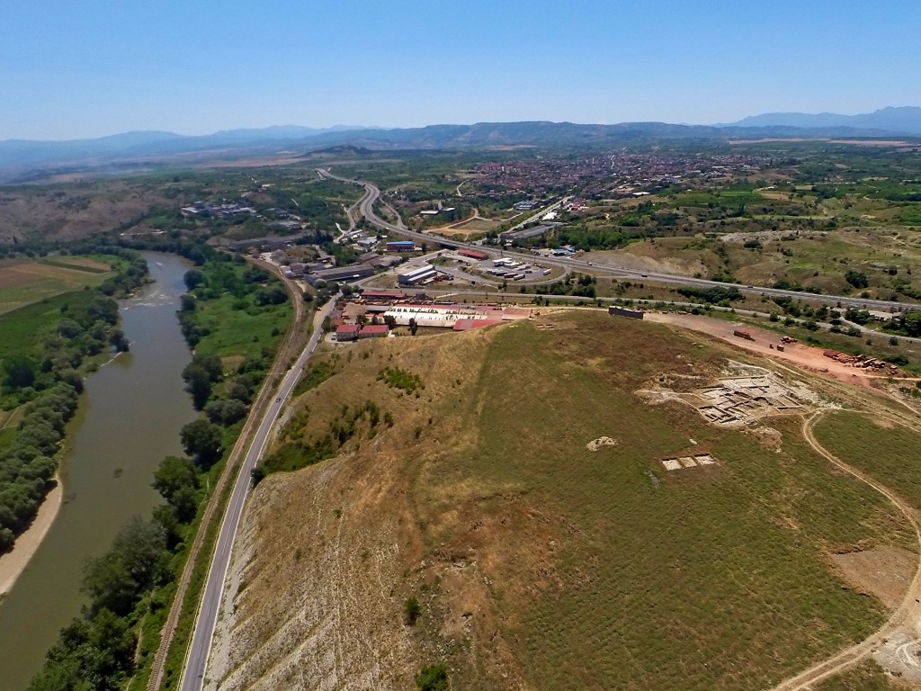 An aerial photograph of an archaeological site. 